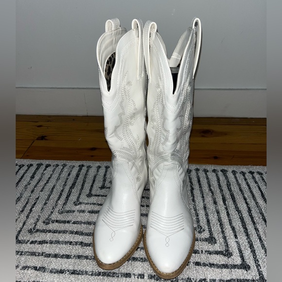 Women’s White Cowboy Boots - Picture 5 of 5